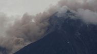 Volcán de Fuego (Ohnivá sopka) ve středoamerické Guatemale se v neděli probudil k životu.