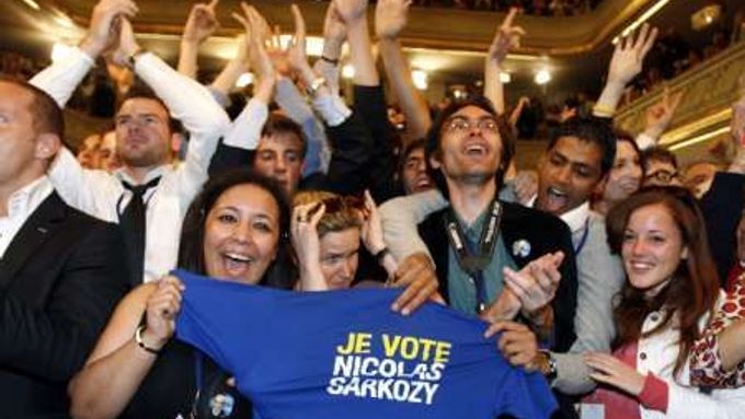 Stoupenci pravicového kandidáta Nicolase Sarkozyho se právě dozvěděli, že zvítězil v prvním kole prezidentských voleb.