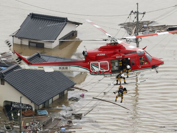 Záchranné práce během záplav v Japonsku.