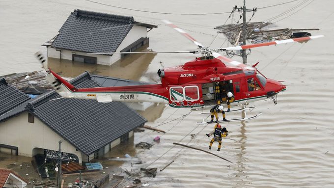 Ničivé záplavy na západě Japonska zabily nejméně 100 lidí