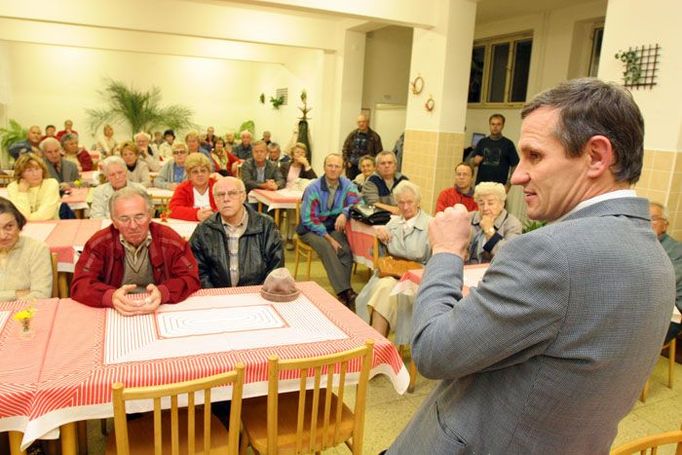 18. října 2006: Jiří Čunek na setkání s voliči. "Dům byl v dezolátním stavu, byl tam nepořádek, lidé, kteří chodili k lékaři si stěžovali na hluk a zápach," vysvětloval, proč se rozhodl jeho obyvatele vystěhovat. "Většina měla dluhy na nájemném. Dali jsme jim vybrat, buď skončí na ulici a děti v dětském domově, nebo půjdou za město."