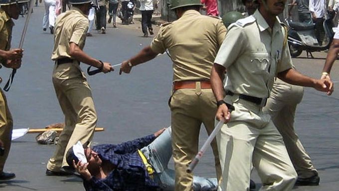Policie v Ratnagiri tvrdě zasáhla proti protestujícím.