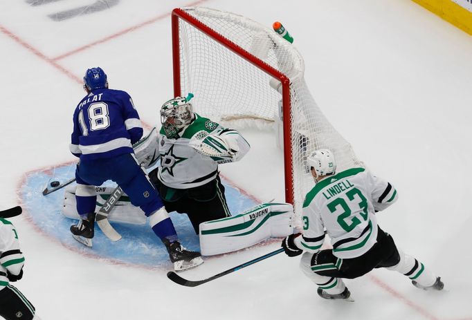 Ondřej Palát v pátém finále Stanley Cupu překonává Antona Chudobina z Dallasu.