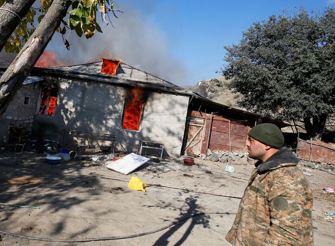 Etničtí Arménci opouští Náhorní Karabach, který připadne po bojích Ázerbájdžánu.