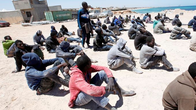 Desítky tisíc lidí se podle odhadů chystají odjet z Libye do Evropy. Tito byli zadrženi pobřežní stráží nedaleko Tripolisu.