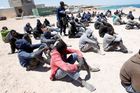 Libyjci odmítají zastavit tisíce migrantů mířících do Itálie. Je to váš problém, vzkazují Evropě