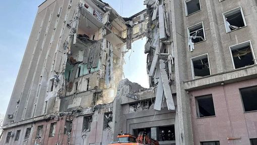 Ruská střela zničila administrativní budovu ve městě Mykolajiv. Zemřelo nejméně dvanáct lidí.