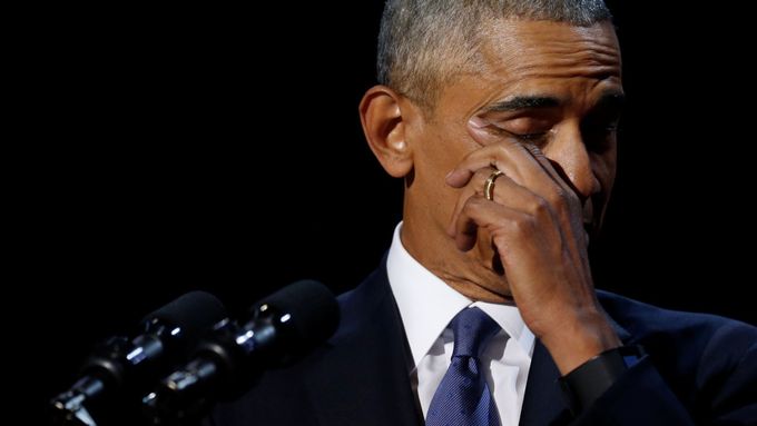 Barack Obama si utírá slzy během svého rozlučkového projevu