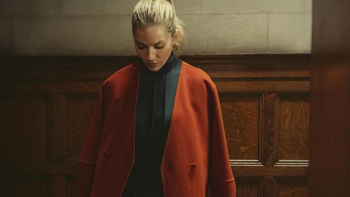 Sienna Millerová v roli Sophie Whitehouseové.