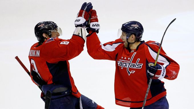 Hokejisté Washingtonu Capitals se radují z obratu v zápasu s Bostonem. Premiérovým gólem v NHL k němu přispěl i Tomáš Kundrátek.