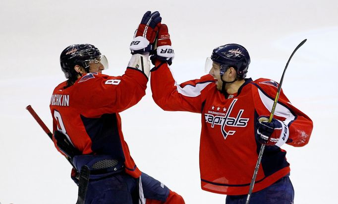 Hokejisté Washingtonu Capitals se radují z obratu v zápasu s Bostonem. Premiérovým gólem v NHL k němu přispěl i Tomáš Kundrátek.