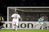 Záložník Juventusu Alessandro Del Piero překonává brankáře Realu Madrid Ikera Casillase.