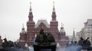 Russian servicemen drive MSTA-S self-propelled howitzers in the Victory Parade on Moscow's Red Square May 9, 2012. Russia celebrates the 67th anniversary of the victory over Nazi Germany on Wednesday. REUTERS/Maxim Shemetov (RUSSIA - Tags: MILITARY ANNIVERSARY) Published: Kvě. 9, 2012, 8:38 dop.