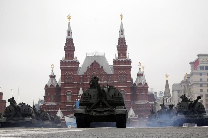 Russian servicemen drive MSTA-S self-propelled howitzers in the Victory Parade on Moscow's Red Square May 9, 2012. Russia celebrates the 67th anniversary of the victory over Nazi Germany on Wednesday. REUTERS/Maxim Shemetov (RUSSIA - Tags: MILITARY ANNIVERSARY) Published: Kvě. 9, 2012, 8:38 dop.