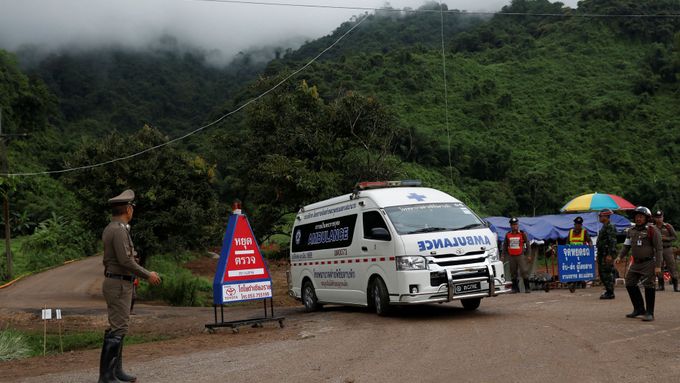 Sanitka zřejmě odváží dalšího vysvobozeného chlapce z thajské jeskyně