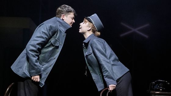 Ostře sledované vlaky, divadlo