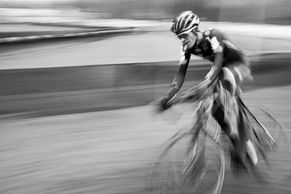 Ať se kola točí. Cyklistika očima fotografů ulice - od závodníků po opraváře v Indii