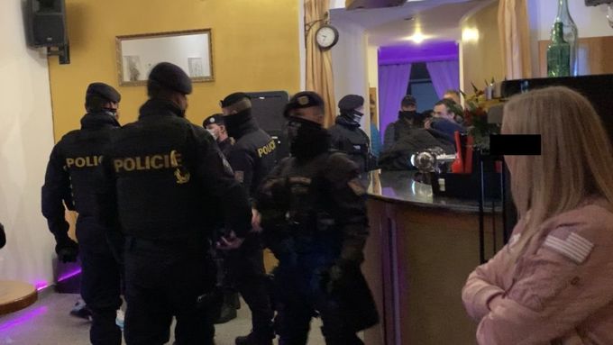 Při kontrole vládních opatření prověřili budějovičtí policisté také bar v centru města. Na výzvy nikdo nereagoval, dovnitř museli vniknout násilím.
