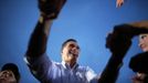 Republican presidential nominee Mitt Romney greets audience members at a campaign rally in St. Petersburg, Florida October 5, 2012. REUTERS/Brian Snyder (UNITED STATES - Tags: POLITICS ELECTIONS USA PRESIDENTIAL ELECTION) Published: Říj. 6, 2012, 1 dop.