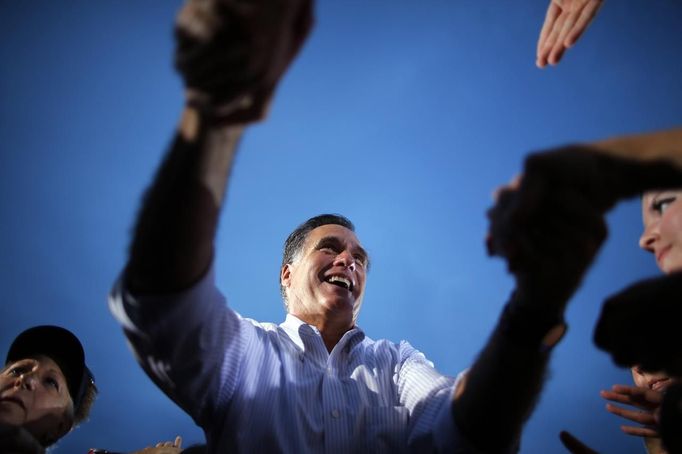 Republican presidential nominee Mitt Romney greets audience members at a campaign rally in St. Petersburg, Florida October 5, 2012. REUTERS/Brian Snyder (UNITED STATES - Tags: POLITICS ELECTIONS USA PRESIDENTIAL ELECTION) Published: Říj. 6, 2012, 1 dop.