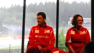VIP hosté mají možnost se během závodního víkendu setkat například se specialistou Ferrari pro vývoj motorů Mattiou Binotto či specialistkou Shellu pro přípravu závodního paliva Carou Target. Nic moc nového se ale nedozví.