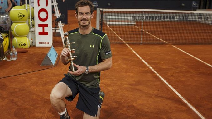 Andy Murray s vítěznou trofejí.