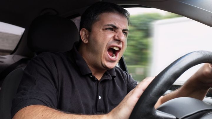 "Napálím to do vás!" Vybržďoval vůz vezoucí jeho syna, teď žádal zrušit zákaz řízení; Zdroj foto: Shutterstock