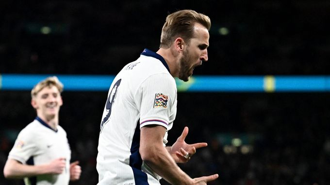 Harry Kane slaví gól Angličanů v Lize národů proti Irsku.