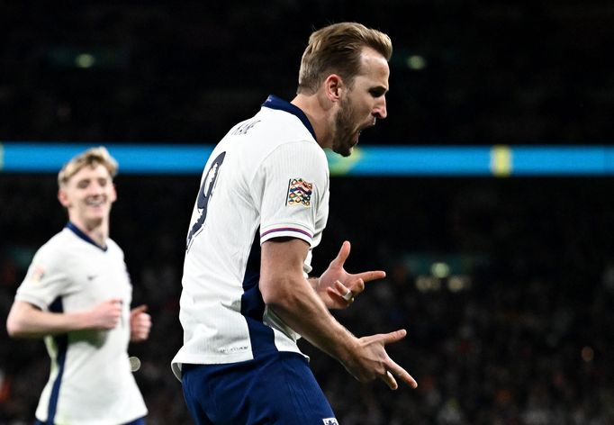 Harry Kane slaví gól Angličanů v Lize národů proti Irsku.