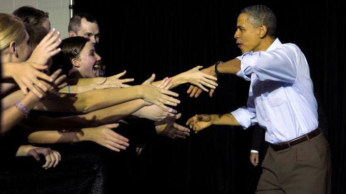 Barack Obama si podává ruku se studenty střední školy v Millers Creek, Severní Karolína.