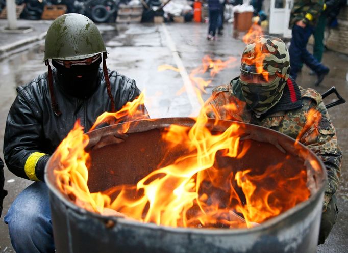 Proruští separatisté se scházejí u barikády ve městě Slavjansk