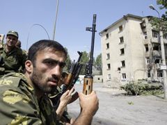 Čečenský bojovník z jihoosetinské armády. Někdejší nepřátelé Moskvy v Osetii bojují po jejím boku