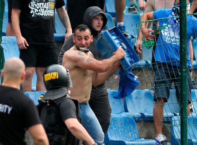 Výstižnosti fanoušků Baníku Ostrava ve Zlíně.