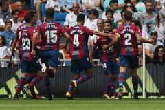 Další ztráta pro Real, s Levante doma jen remizoval. Barcu dotáhl k výhře Messiho hattrick