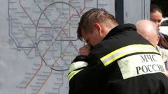 Ruský záchranář po nehodě v moskevském metru.