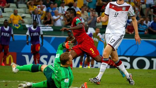 Asamoah Gyan střílí gól v utkání MS Německo vs. Ghana