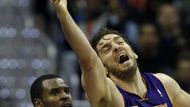 Pau Gasol se snaží doskočit míč před Trevorem Bookerem