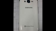 Samsung 'Mandel' - s operačním systémem Windows Phone Internetové servery zveřejnily neoficiální fotografii zadní strany telefonu Samsung s mobilním systéme Windows Phone. Na první pohled je vzhled velmi podobný modelu Galaxy S III. Podle spekulací fotografie patří modelu Mandel (SGH-i667). Z parametrů, které jsou známé by měl telefon disponovat fotoaparátem o rozlišení 5 megapixelů a vnitřní pamětí 8 GB.