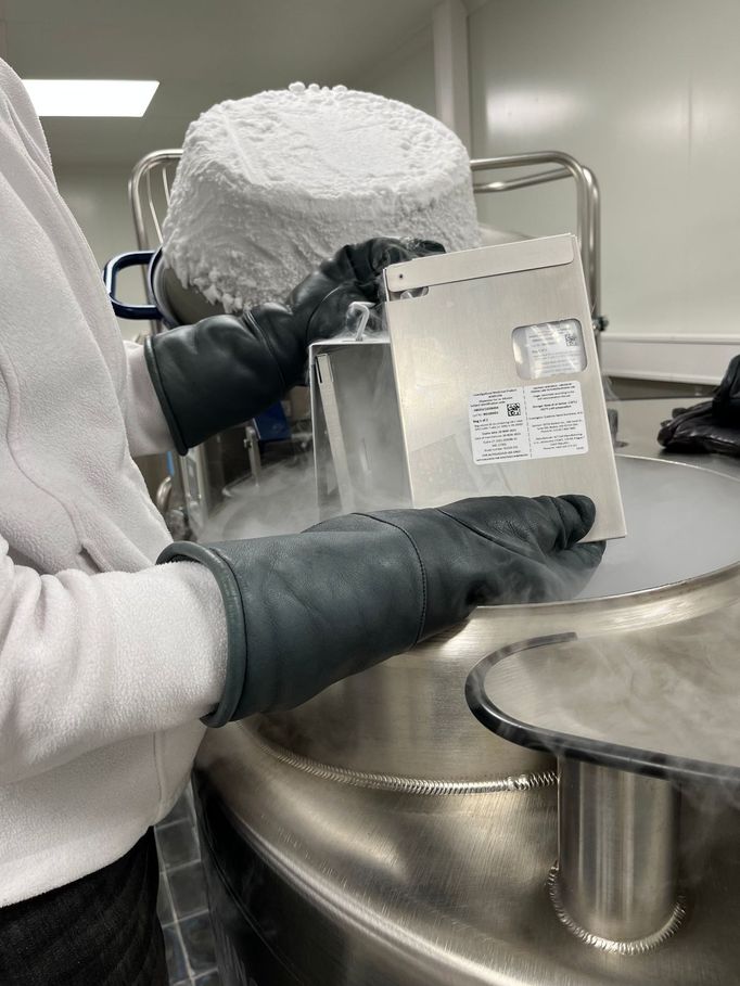 Dlouhodobé skladování vyrobených přípravků buněčných terapií probíhá v tzv. Dewarových nádobách při okolo minus 180 stupňů Celsia.