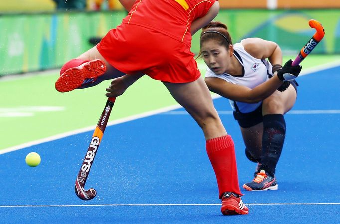 Women's Pool A South Korea v China - Olympic Hockey Centre - Rio de Janeiro, Brazil - 12/08/2016. Park Ki-Ju (KOR) of South Korea (R) competes with Song Qingling (CHN) of