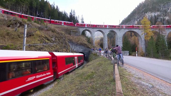 Nejdelší osobní vlak na světě dokončil rekordní cestu ve švýcarských Alpách