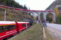Švýcarskými Alpami projel nejdelší osobní vlak na světě. Měřil dva kilometry