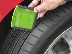 Škodovácká škrabka má nově rysky, s jejichž pomocí lze změřit hloubku dezénu pneumatik.