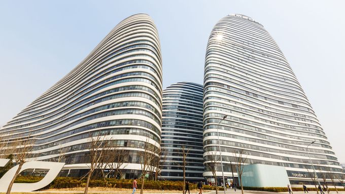 Komplex mrakodrapů Wangjing SOHO v Pekingu navrhla britská architektka iráckého původu Zaha Hadid.