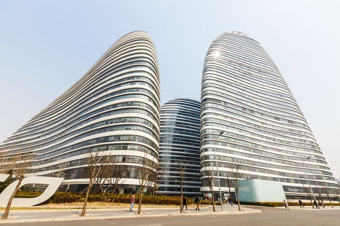 Komplex mrakodrapů Wangjing SOHO v Pekingu navrhla britská architektka iráckého původu Zaha Hadid.