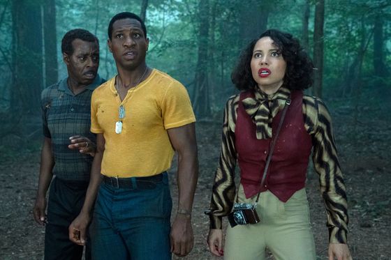 Zleva Jonathan Majors v roli Atticuse, Courtney B. Vance jako strýček George a Jurnee Smollettová coby Letitia.