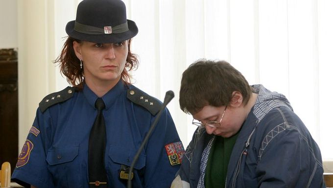 Barbora Škrlová poslouchá dnešní osvobozující rozsudek.