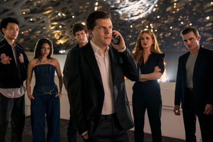 Justice Smith, Ariana Greenblattová, Dominic Sessa, Jesse Eisenberg, Isla Fisherová a Dave Franco ve filmu Podfukáři 3.