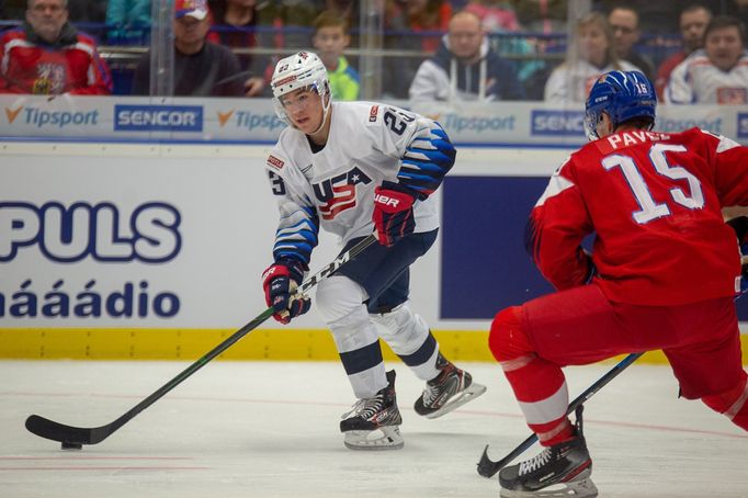 Bobby Brink a Ondřej Pavel v zápase MS 20 Česko - USA