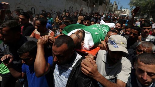 V Pásmu Gazy pohřbívají oběti pondělních demonstrací.